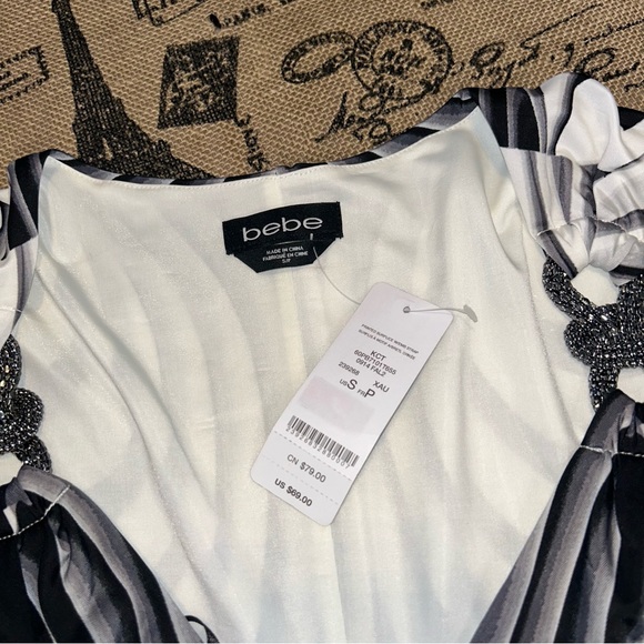 Bebe NWT! Abstract Black/White Print V-Neck Wrap Nude Metal Details Blouse - Picture 7 of 15